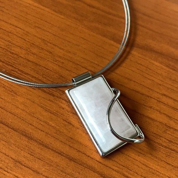 💠 Modernist Pink Quartz Pendant Necklace - Picture 6 of 7